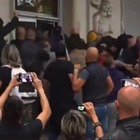 Roma, no pass assaltano sede Cgil. Landini: «Atto di squadrismo fascista»
