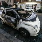 Roma, il coraggio di una ragazza di 20 anni: sventa il colpo ma i tre malviventi si vendicano e le incendiano l'auto
