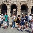 Roma, riparte il turismo ma si dimentica delle guide: «Con i gruppi rischiamo la multa»