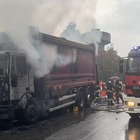 Camion Ama in fiamme in strada
