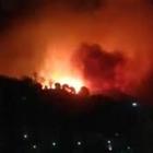 Le impressionanti immagini del fuoco nella notte Video