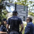 Roma, il sopralluogo della polizia sul luogo dello stupro a Villa Borghese (foto Caprioli/Ag.Toiati)