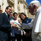 Papa Francesco firma la "Racchetta solidale" di padel che sarà messa all'asta a sostegno di 500 famiglie povere
