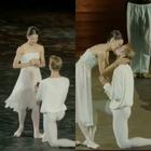 Roberto Bolle si trasforma in Cupido: la proposta di matrimonio sul palco dell'Arena di Verona