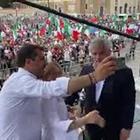 Centrodestra, Meloni, Salvini e Tajani selfie insieme sul palco di Piazza del Popolo