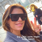 Elisabetta Canalis, selfie con l'ospite indesiderato: «Mi scusi signora»
