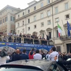 Gli azzurri cantano l'inno di Mameli dal bus scoperto a Piazza Colonna: folla in festa