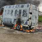 Furgone in fiamme nelle campagne di Caivano, indagini per identificare il proprietario del veicolo
