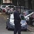 Auto contro la polizia, attentatore in fuga: paura al confine Italia-Francia. Il sindaco: "Blindate tutte le scuole"