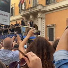 Italia campione, gli azzurri a via del Corso circondati dai tifosi