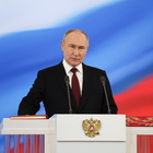 Putin snobbato all'insediamento del suo quinto mandato: l'Occidente rifiuta l'invito, ma alla cerimonia c'erano 6 Paesi Ue