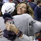 Super Bowl, Gisele Bundchen e Tom Brady festeggiano la vittoria con un bacio