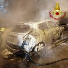 Incendio di auto nella notte: tre veicoli distrutti dalle fiamme. È caccia al piromane