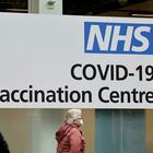 Covid Gran Bretagna, vaccinati oltre 20 milioni: è un terzo della popolazione. I nuovi contagiati crollano del 40%