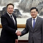 Elon Musk a Shanghai, visita la gigafactory di Tesla. Sui social media postate le foto di gruppo con i dipendenti