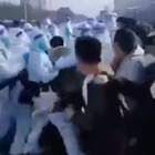 Foxconn, caos in Cina nella fabbrica che produce per Apple e iPhone: le proteste represse con la forza