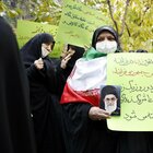 Iran, 14enne violentata e uccisa perché «si era tolta il velo in classe in segno di protesta». Mattarella: «Superato ogni limite»