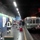 Suicidio sulla linea rossa della metro a Milano: uomo si lancia sui binari, il treno frena ma non riesce a evitarlo. Due passeggere ferite