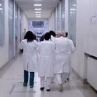 Salerno, due medici arrestati per omicidio colposo: «Interventi chirurgici inutili su pazienti oncologici»