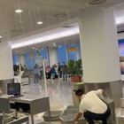Napoli, piove nell'aeroporto di Capodichino: lo staff costretto ad usare bacinelle per contenere l'acqua