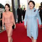 Le first lady delle due Coree a confronto: Ri Sol-ju in rosa, Kum Jung-sook in azzurro