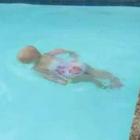 Bambina cade in piscina a Mantova, operaio la salva con il massaggio cardiaco