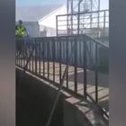 Il poliziotto: "Così si scendono le scale in bici". Poi il disastro