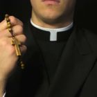 Sacerdote a processo per abusi sessuali su una ragazzina, la Chiesa lo ha già assolto