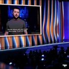 Zelensky, il messaggio ai Grammy Awards 2022: «Riempite il silenzio della guerra con la musica, aiutateci e verrà la pace» Video