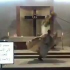Prete fugge durante la messa