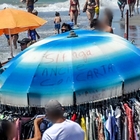 «Si paga anche con la carta»: l'ultima trovata degli ambulanti sulle spiagge di Ostia
