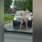 Uomo nudo in strada tra le macchine, ubriaco "sfida" gli automobilisti e li spaventa: il video choc