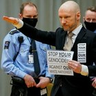 Norvegia, il killer di Utoya Anders Breivik fa il saluto nazista in Tribunale: era in udienza per la libertà vigilata