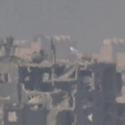 Gaza, bandiera israeliana sventola su un palazzo distrutto a Sderot