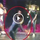 Gianni Morandi precipita giù dal palco mentre canta "Mi fai volare" con Rovazzi Video