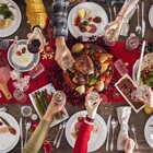 Natale Dpcm, a tavola non passarsi i piatti e niente buffet: le regole per il cenone