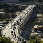 Ponte di Genova, auto rallentano per scattare i primi selfie: è subito caos traffico
