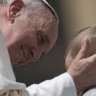 Papa preoccupato, i bambini non sanno più farsi il segno della croce