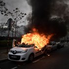 Gilet gialli, auto a fuoco e barricate a Parigi