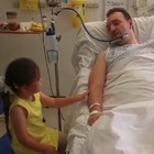 Papà 37enne cade dalla bici e resta paralizzato dal collo in giù: disperato, chiede l'eutanasia. Poi il miracolo