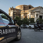 Roma, schiaffi e pugni alla madre: «Dammi i soldi per la droga», arrestato