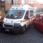 Napoli, auto in doppia fila bloccano l'ambulanza e il soccorso non arriva: morta una donna. Ma il 118 smentisce