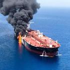 Attacco a petroliere, l'equipaggio: «Oggetti volanti, poi l'esplosione»