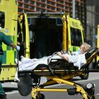 Morta cadendo dall'ambulanza in sedia a rotelle: incidente choc in ospedale, infermiera a processo