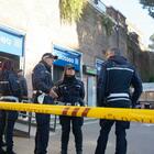 Donna si lancia sui binari della metro a stazione Colosseo: morta sul colpo. Circolazione interrotta per ore