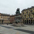 Torino, selfie estremo: si arrampica su un monumento, precipita e sbatte la testa: grave 23enne