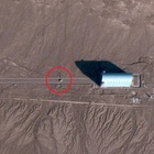 Cina, enorme dirigibile militare avvistato nel deserto: la foto satellitare. «È il sottomarino dei cieli»