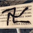 Roma, svastica sulla targa dedicata a Tina Costa: imbrattata la memoria della storica partigiana FOTO