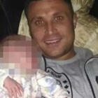 Pitbull azzanna alla gola il suo padrone: 37enne muore in ospedale, lascia un neonato e una bambina di 2 anni