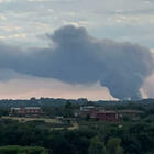 Roma, incendio alla discarica di Malagrotta, ancora colonna alta di fumo: la nube si sposta verso Fiumicino. I residenti: «Disastro annunciato»